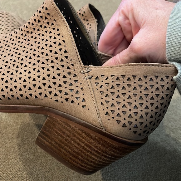 Vince Camuto Mesh Booties Size 7.5 Tan Brown Shoes - Picture 8 of 10